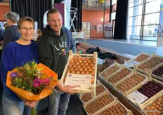 De winnaar van de derde prijs, Lars Machielse, poseert trots met zijn moeder en zijn uien
