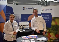 Eurofins’ Jan Hardeman samen met PlantDoctor Emma Franken. Met lab analyses helpen zij zachtfruit telers hun plant health te optimaliseren