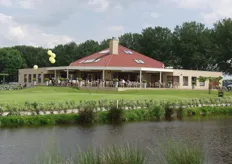 De golfbaan is eigendom van de familie Ritmeester. Hier een foto van het nieuwe clubhuis.