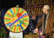 Jan Appelman van groentespeciaalzaak fruit adviseurs draait aan het Rad voor leuke korting