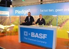 Kick van Saarloos en Yet Reitsma van BASF. Zij vertegenwoordigden het merk Pledge, het nieuwe bodemherbicide in appels en peren
