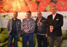 Fruitpunt, een samenwerkingsverband van 3 toeleveringsbedrijven in de fruitteeltsector was nieuw als standhouder op de beurs. Op de foto Jackie Jansen, Marcel Tazelaar, Rini Kusters en Hans de Man