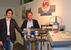 Michiel Klaassen en Manfred Sterrenberg bij de nieuwe fertigatie unit van St. Middelkoop & Zn