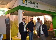 Cor Budding en Kees de Jongh van Agrifirm Plant met in het midden klanten van Gebr. Verhage uit Luttelgeest