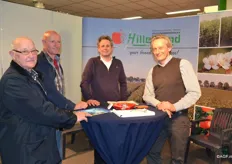 De stand van Vruchtboomkwekerij Hillebrand met rechts Peter Hillebrand en Bert Voskuilen, links klanten