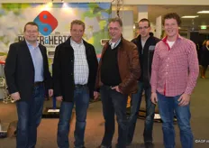 Links Rolf van Zandwijk van De Ridder & Den Hertog met naast hem dhr. Verhoeckx en klanten