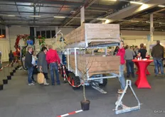 Een grote stand van Agri-Com waarin vele machines werden gedemonstreerd. Op de foto Hans van Blokland in gesprek met bezoekers bij de Titan kistenwagen met hydraulische schaar