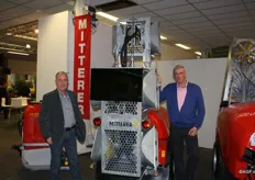 De mannen van HOVO Hans van Driel en Pim Horden bij hun nieuwste Mitterer spuitmachine
