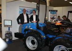 Peter Kuijlen en Julian Vissers van ZHE Trading bij hun vernieuwde BCS tractor