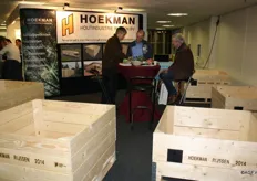 Hans Voortman van Hoekman Houtindustrie druk in gesprek met klanten