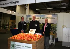 Chris van Duynhoven en Bas van den Boom van Botden & van Willegen met in het midden de vinder van de Elstar P.C.P.: Peter Christer Palm