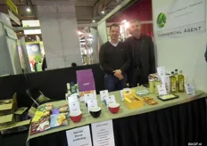 Johan Troost (links) heeft onlangs Ithaka Organic Trading opgericht. Hij zet zich in om in het buitenland geproduceerde biologische producten in Nederland te vermarkten. Hij komt ook graag in contact met biologische ondernemers die hun producten in het buitenland willen afzetten.