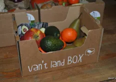 Op de stand van De Zaai-ster, de van't land box: Wekelijks een nieuw pakket biologische groenten of fruit, met een recept en het verhaal van de teler en van het land.