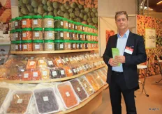 Paul van Puyvelde van Quality Nuts tussen zijn producten. Quality Nuts is een jong bedrijf, dat in 1989 van start ging met de verkoop van noten en gedroogde vruchten.