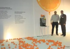 Fran D'herckers van Spabel Oranges (rechts) presenteerde zijn sinaasappelen opvallend. Hij deelde de stand met Yves Norrenberg (links) de leverancier van Oranfresh, de citruspersmachines. De twee bedrijven werken sinds enkele weken officieel samen .