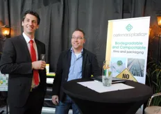 Peter Goossens van Royal Brinkman met Ronald Verbeek van Oerlemans Plastics.