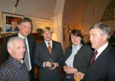 Arie Triel, Kees Kleingeld, Ton Feelders met zijn vrouw Ellen en Leo Pels.