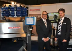 Jos van Ganzewinkel en Frank Caris van Multipond. Zij presenteerde een verrijdbare weegautomaat voor schalenlijnen. Flexibel inzetbaar voor meerdere verpakkingslijnen zoals topseal- en dieptrekmachines.