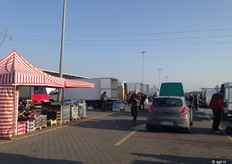 Groententelers staan buiten, het is lekker weer voor de verkoop.