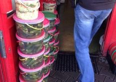 Augurken in het zuur en een mix van groenten en zuurkool, een delicatesse in het Oost-Europese land