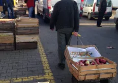 Een koper draagt zijn appelen op een makkelijke manier