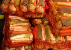 Groentenpakketten met prei, wortel en knol. Deze worden veel verkocht en gebruikt voor de kippensoep