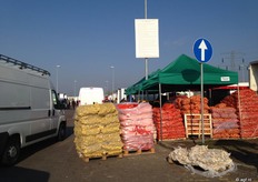 De markt voor de uien, aardappelen, peen en kolen. Het wordt in grote getale afgezet