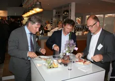 Jacco Vooijs - net een dag in dienst van Fruitmasters, collega Zweer van Aalsburg en Jeroen Kavelaars van de NVWA