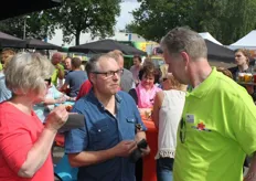 Arno van Agteren (R) in gesprek met Piet Nijboer