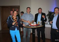 Heike Valcke (links) zag er uit als een echte rodeduivel-fan. Naast haar v.l.n.r.: Danny Van Mulders (VAMU Potatoes), Norbert Tack (Tack Agri) en Geert Verhelst (Verhelst aardappelhandel)