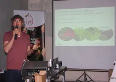 Marcel Wennekers van PPO Fruit geeft een presentatie over het verminderen van residuen op zachtfruit