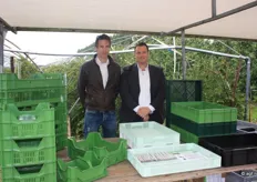 Peter Roeterd en Vincent Wesseldijk van Schiphorst Transport en Opslag. Op de voorgrond bessen- en aardbeienkratten