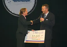 Carole Thate, directrice van de Johan Cruyff Foundation ontvangt een cheque van 15.000 euro.