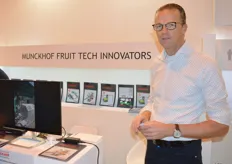 Henri Michiels van Munckhof Fruit Tech Innovators levert een totaalconcept van de teelt tot bewaring. Dit doet het bedrijf met strategische partners. Munckhof verkoopt spuit-, oogst en fruitmanagementsystemen.