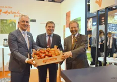 GroentenFruit Huis overhandigde een kistje met Spaanse en Nederlandse tomaten aan de Spaanse minster van Landbouw. Dit is een symbiotisch gebaar om de gezamenlijke belangen bij de Brexit te benadrukken