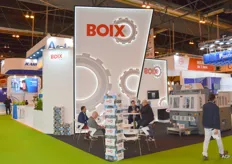 Boix Europe levert en installeert dozenopzetmachines die kartonnen plano’s verlijmen en vouwen tot een doos. 
