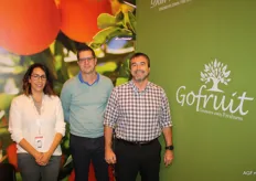 Andre van Herk van Gofruit (midden) met zijn collega's Teresa en Antoine. Gofruit exporteert citrus en steenfruit onder meer naar de Aziatische markt