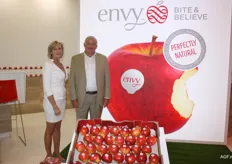 Greta Knapen en Tony Fisette van Enza Fruit poseren bij de Envy-appels. Voor Tony was het zijn laatste Fruit Attraction na een carriere van bijna 45 jaar in de appelhandel.