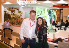 Dit voorjaar trad Robbert Leisink in dienst getreden bij het Britse zachtfruitteeltbedrijf Soloberry. Hier poseert hij met zijn collega Lourdes Hernandez