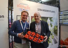 Klaas Niewold (Flevoplant) met Marcel Dings (Brookberries) en een kist met aardbeien van onder LED-belichting.