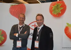 Jorrit de Vries (Planasa) en Wim Roosen (Dutch Plantin Coco Products) leenden even een stand om tussen de aardbeien te kunnen staan.