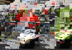 Charlie Millen  & Kalum Balasuriya van Botanicoir laten de diverse kokosproducten van het bedrijf zien.