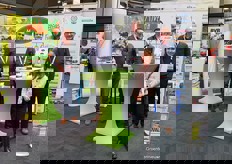 Javier Solano, Robin van Dreumel & Duco van der Veen van Mivena krijgen bezoek van Paul Greenhalgh (PG Horticulture) & the future of horticulture - represented by Sasha. 