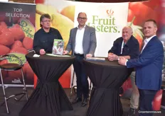 Martin Wakker, Hans Lodder en Harrie Jonker met 2e van rechts op bezoek teler Huub van der Burght