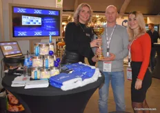 Uitreiking van de ICE Agency Trofee aan de Winnaar van de Quiz: Arjan van Hemert, Teeltmanager bij Dutch Berries door Sanne Stoop en Famke den Braber