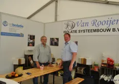 Willy van Rooijen(l) van Van Rooijen Isolatie Systeembouw met Vlaamse fruitteler Frederik de Wilde