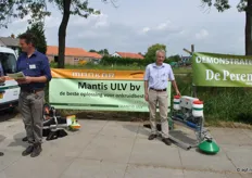Frank Verder (r) van Mantis ULV bv. Marco Cornelisse (l) geeft uitleg aan iemand over een spuitsysteem