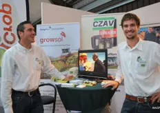 Rien Sinke en Stefan de Ruijter van CZAV. Growsol meststoffen is een reeks van vloeibare meststoffen voor de basisbemesting voorafgaand aan een teelt.