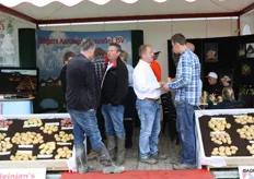 Walter Testers en Adrie Kleinjan van Kleinjan's Aardappelhandel in gesprek