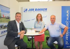 V.l.n.r: Gert Hendriks, Angela Bakker en Gerd Padeken (Kartoffelagentur). Jan Bakker biedt diverse diensten: fourages, mest, aardappelen en transport
